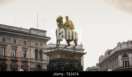 Mailand, Italien - 2 November, 2017: architektonische Details der Piazza del Duomo in der historischen Altstadt bei Sonnenuntergang an einem Herbstabend Stockfoto