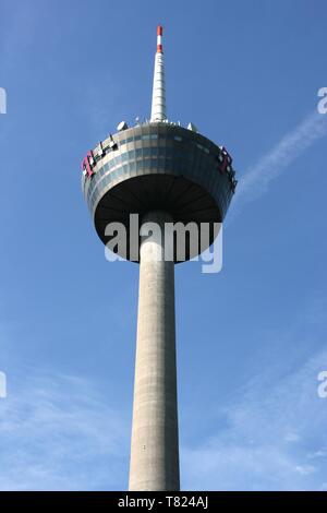 Köln, Deutschland - 31. AUGUST 2008: Colonius, TV Tower in Köln, Deutschland. Der Turm wurde 1981 abgeschlossen, und derzeit ist 266 m hoch. Stockfoto