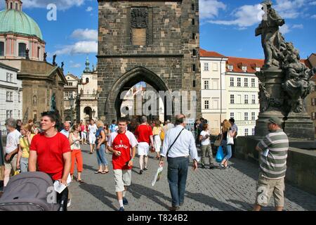 Prag, tschechische Republik - 3. AUGUST 2008: die Menschen besuchen Sie die Karlsbrücke in Prag. Prag ist die größte Stadt in der Tschechischen Republik und im Jahr 2011 VI. Stockfoto