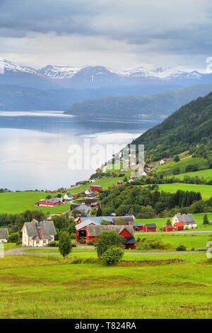 Norwegen - Nordfjord Landschaft. Teil der Nordfjord namens Innvikfjorden. Utvik Dorf. Stockfoto