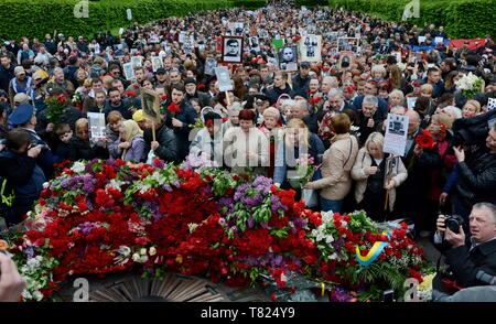 Kiew, Ukraine. 9. Mai, 2019. Laien Blumen am Grab des Unbekannten Soldaten, wie sie Teil in der Unsterblichen Regiment März während der Tag des Sieges feiern in Kiew Credit: Aleksandr Gusew/Pacific Press/Alamy leben Nachrichten Stockfoto