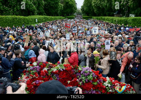 Kiew, Ukraine. 9. Mai, 2019. Laien Blumen am Grab des Unbekannten Soldaten, wie sie Teil in der Unsterblichen Regiment März während der Tag des Sieges feiern in Kiew Credit: Aleksandr Gusew/Pacific Press/Alamy leben Nachrichten Stockfoto