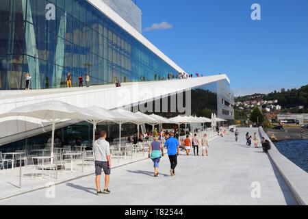 OSLO, Norwegen - 2 August, 2015: die Menschen besuchen Sie die Oper Oslo in Norwegen. Das Gebäude entworfen durch das norwegische Studio Snohetta erhielt Mies van der Rohe Award 2009. Stockfoto