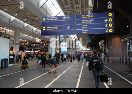 OSLO, Norwegen - 2. AUGUST 2015: Passagiere eilig am Hauptbahnhof von Oslo in Norwegen. Die Station dient 150.000 Fahrgäste täglich. Stockfoto
