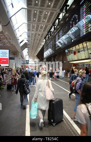 OSLO, Norwegen - 2. AUGUST 2015: Passagiere eilig am Hauptbahnhof von Oslo in Norwegen. Die Station dient 150.000 Fahrgäste täglich. Stockfoto
