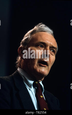 Tony Benn in der Labour Party, Konferenz, Bournmouth im Oktober 1985 Anthony Neil Wedgwood Benn (3. April 1925 - vom 14. März 2014), ursprünglich als Anthony Wedgwood Benn bekannt, aber später als Tony Benn, war ein britischer Politiker, Schriftsteller und tagebuchschreibers. Er war ein Mitglied des Parlaments (MP) für 47 Jahre zwischen 1950 und 2001 allgemeine Wahlen und ein Minister der Regierungen von Harold Wilson und James Callaghan in den 1960er und 1970er Jahren. Ursprünglich eine moderate, war er in der Partei hart links aus den frühen 80er Jahren identifiziert und wurde weithin als ein Verfechter des demokratischen Sozialismus gesehen Stockfoto