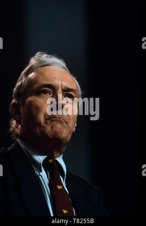 Tony Benn in der Labour Party, Konferenz, Bournmouth im Oktober 1985 Anthony Neil Wedgwood Benn (3. April 1925 - vom 14. März 2014), ursprünglich als Anthony Wedgwood Benn bekannt, aber später als Tony Benn, war ein britischer Politiker, Schriftsteller und tagebuchschreibers. Er war ein Mitglied des Parlaments (MP) für 47 Jahre zwischen 1950 und 2001 allgemeine Wahlen und ein Minister der Regierungen von Harold Wilson und James Callaghan in den 1960er und 1970er Jahren. Ursprünglich eine moderate, war er in der Partei hart links aus den frühen 80er Jahren identifiziert und wurde weithin als ein Verfechter des demokratischen Sozialismus gesehen Stockfoto