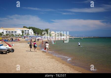 Korfu, Griechenland - Juni 4, 2016: Menschen am Strand in Issos, Korfu, Griechenland genießen. 558.000 Touristen besucht, Korfu im Jahr 2012. Stockfoto