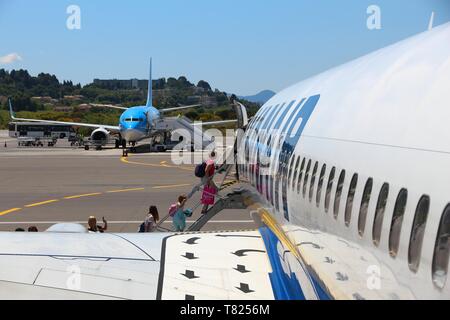 Korfu, Griechenland - Juni 6, 2016: Passagiere Ryanair Boeing 737 durch Schritte an den internationalen Flughafen Korfu, Griechenland. Ryanair ist eine der größten Betreiber Stockfoto