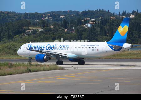 Korfu, Griechenland - Juni 6, 2016: Thomas Cook Fluggesellschaft Airbus A321 am internationalen Flughafen Korfu, Griechenland. Thomas Cook Group ist eine britische Global Travel com Stockfoto