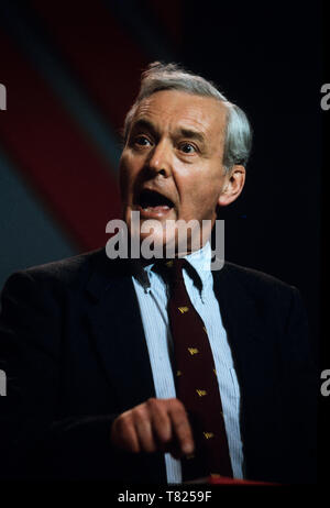 Tony Benn in der Labour Party, Konferenz, Bournmouth im Oktober 1985 Anthony Neil Wedgwood Benn (3. April 1925 - vom 14. März 2014), ursprünglich als Anthony Wedgwood Benn bekannt, aber später als Tony Benn, war ein britischer Politiker, Schriftsteller und tagebuchschreibers. Er war ein Mitglied des Parlaments (MP) für 47 Jahre zwischen 1950 und 2001 allgemeine Wahlen und ein Minister der Regierungen von Harold Wilson und James Callaghan in den 1960er und 1970er Jahren. Ursprünglich eine moderate, war er in der Partei hart links aus den frühen 80er Jahren identifiziert und wurde weithin als ein Verfechter des demokratischen Sozialismus gesehen Stockfoto