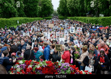 Kiew, Ukraine. 9. Mai, 2019. Laien Blumen am Grab des Unbekannten Soldaten, wie sie Teil in der Unsterblichen Regiment März während der Tag des Sieges feiern in Kiew Credit: Aleksandr Gusew/Pacific Press/Alamy leben Nachrichten Stockfoto