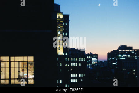 Mann bei der Arbeit spät in high-rise apartment Home Office, NYC, USA rund um die Uhr Stockfoto