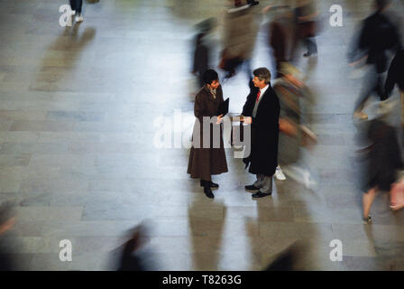 Geschäft Leute treffen im Grand Central Terminal, New York City, USA, 1995 Stockfoto