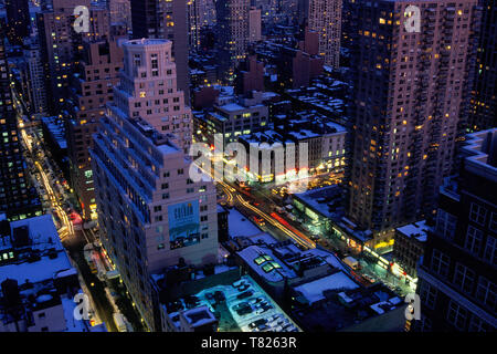 Verkehr an einer belebten Kreuzung in Manhattan eine Winternacht in 1994, NYC, USA Stockfoto