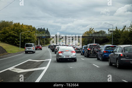 Der Verkehr in Richtung Norden auf SH1 in Auckland Papakura knurrte, bevor Wegen der nassen Wetter ende Osterwochenende. Trüber Tag, viele Autos gesichert. Stockfoto