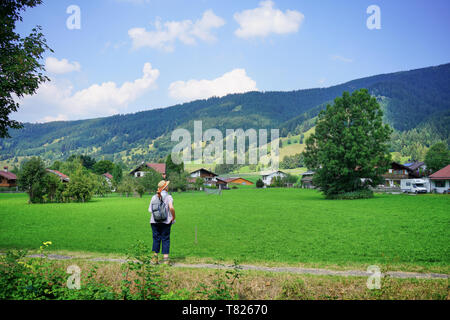 Ältere weibliche Wanderer nimmt im Hinblick auf die Bayern Stockfoto