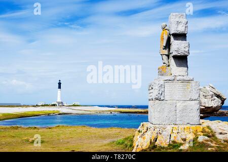 Frankreich, Finistere, Ponant Inseln, Ile de Sein, der Krieg Denkmal und der Goulenez Leuchtturm der Insel Sein Stockfoto