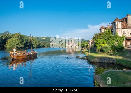 Frankreich, Correze, Tal der Dordogne, Beaulieu Sur Dordogne, gabare am Fluss, Büßer Kapelle am Ufer der Dordogne Stockfoto