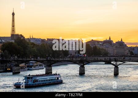 Frankreich, Paris, seine Banken als Weltkulturerbe von der UNESCO, eine Fliege Boot aufgeführt, die fußgängerbrücke Kunst und den Eiffelturm. Stockfoto