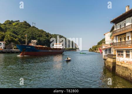 Spanien, Guipuzkoa, aalen Sie sich Land, Pasaia, einem kommerziellen Liner zurück in den Hafen von Pasaïa Stockfoto