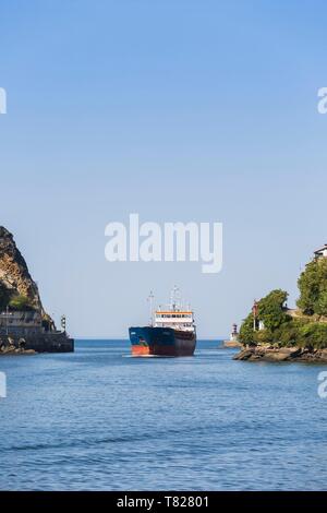 Spanien, Guipuzkoa, aalen Sie sich Land, Pasaia, einem kommerziellen Liner zurück in den Hafen von Pasaïa Stockfoto