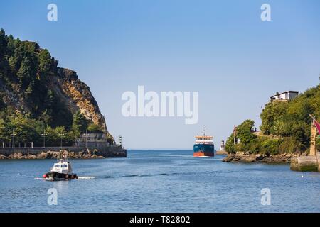 Spanien, Guipuzkoa, aalen Sie sich Land, Pasaia, einem kommerziellen Liner zurück in den Hafen von Pasaïa Stockfoto