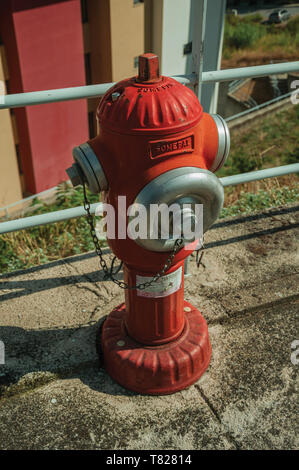 In der Nähe von Roter Hydrant auf konkrete Bürgersteig in Covilha. Eine nette und besondere historische Dorf von Portugal. Stockfoto