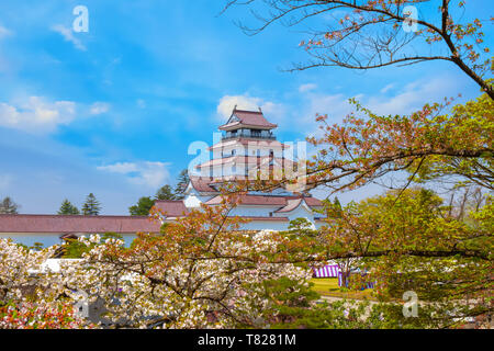Aizuwakamatsu Schloss und Kirschblüte in Fukushima, Japan Aizuwakamatsu, Japan - 21 April 2018: aizu-wakamatsu Schloss und Kirschblüte gebaut von einem Stockfoto