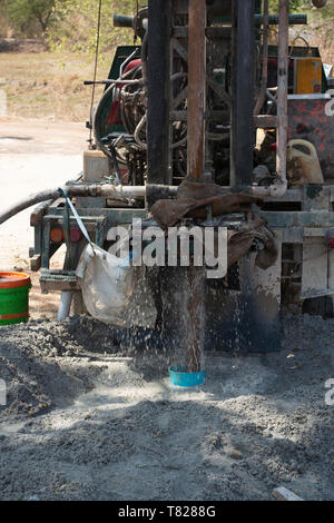 Nahaufnahme von Maschine bohren in Boden und Grundwasser gefunden. Stockfoto