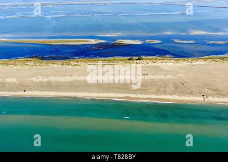 Frankreich, Bouches-du-Rhone, Regionaler Naturpark der Camargue, Arles, Salin de Giraud, Piémanson Strand, Quenin drop (Luftbild) Stockfoto