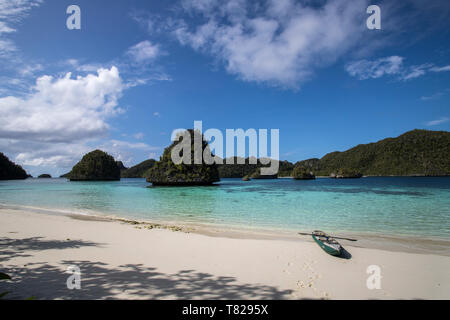 Karst Kalksteinformationen und die Lagune in Wayag Insel mit Kajak des Fotografen, Raja Ampat, West Papua, Indonesien Stockfoto