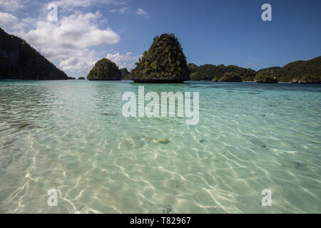 Lagune und Karst Kalksteinformationen in Wayag Insel, Raja Ampat, West Papua, Indonesien. Stockfoto