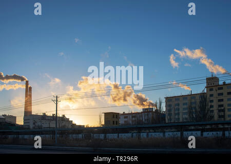 Das Panorama der Chemischen Fabrik ist bei Sonnenaufgang. Stockfoto