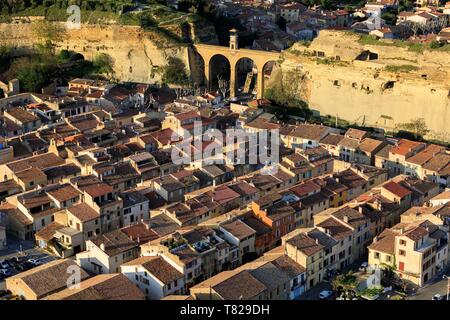 Frankreich, Bouches-du-Rhone, Saint Chamas, Aquädukt, die Brücke von der Uhr zwischen den Hügeln des Moulières und Baou (Luftbild) Stockfoto