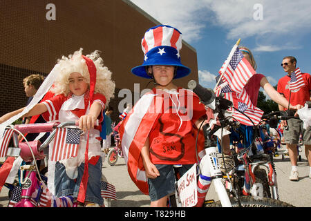 Kinder gekleidet bis zum 4. Juli Parade in Philadelphia, Pennsylvania, Stockfoto