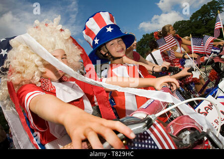 Kinder gekleidet bis zum 4. Juli Parade in Philadelphia, Pennsylvania, Stockfoto