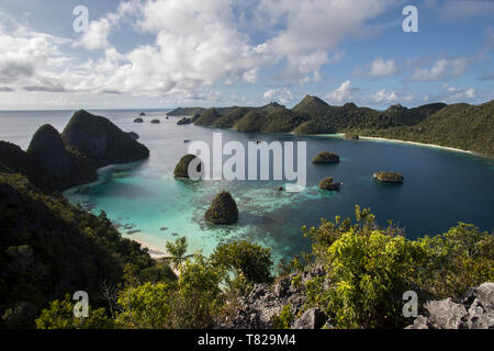 Luftaufnahme der Lagune und Karst Kalksteinformationen in Wayag Insel, Raja Ampat, West Papua, Indonesien Stockfoto