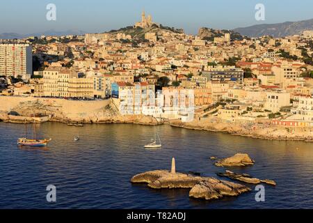 Frankreich, Bouches-du-Rhone, Marseille, 7. Arrondissement, Endoume, Pendus Malmousque Cove, Rock, Notre Dame de la Garde Basilika im Hintergrund (Luftbild) Stockfoto