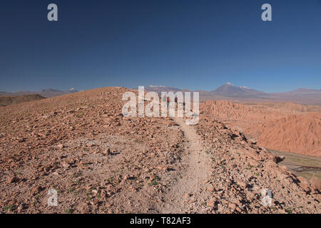 Wandern über Licancabur Vulkan und die Wüste Landschaft im Moon Valley, San Pedro de Atacama, Chile Stockfoto