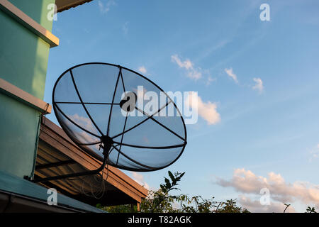 Schwarz Parabolantennen des Rundfunks Empfänger mit blauer Himmel auf dem Dach Stockfoto