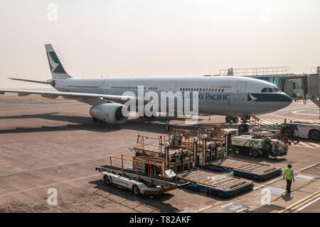 Surabaya, Indonesien - 13.September 2018: Flugzeug Cathay Pacific mit LKW-Ladung auf Terminal im Flughafen Stockfoto