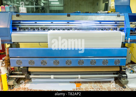 Produktionsmitarbeiter an einem Laminiergerät-Automaten in der Maja