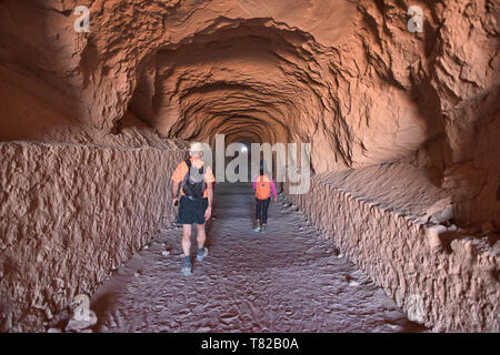 Trekking durch einen alten Tunnel im Valle Marte, San Pedro de Atacama, Chile Stockfoto