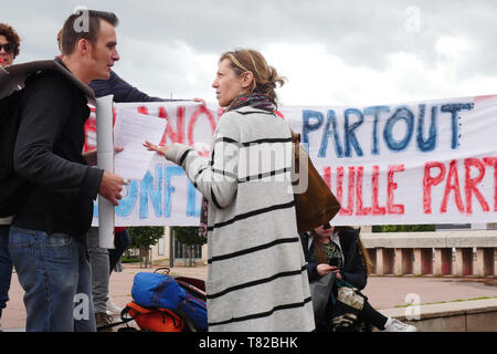 Demonstranten nehmen Sie an einer kurzen Skizze gegen Reformen der Regierung zu protestieren und zu verteidigen, Verwaltungen, Lyon, Frankreich Stockfoto