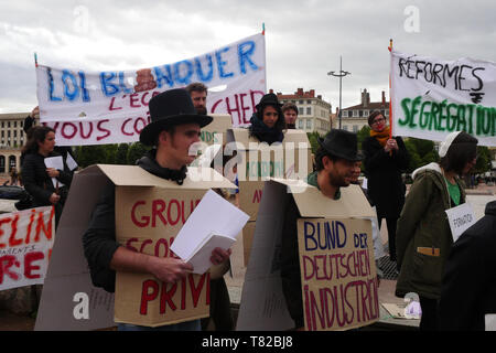 Demonstranten nehmen Sie an einer kurzen Skizze gegen Reformen der Regierung zu protestieren und zu verteidigen, Verwaltungen, Lyon, Frankreich