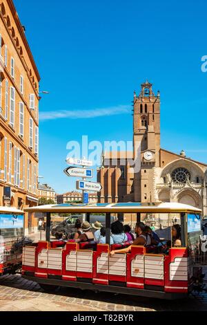 Frankreich, Haute Garonne, Toulouse, kleiner touristischer Zug vor der Kathedrale Saint Etienne Stockfoto