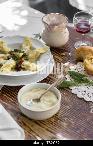 Typische italienische Küche serviert. Casoncelli alla Bergamasca (Pasta mit Semmelbrösel, Ei, Parmesan, Rinderhack, Salami gefüllt) auf die weiße Platte in lokalen Rest Stockfoto