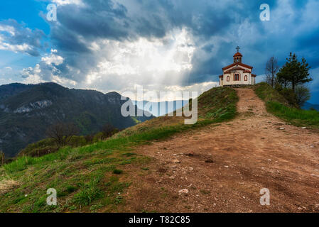 Kleine Kapelle in Rhodope Berg in der Nähe von Borovo Dorf, Frühjahr Sonnenuntergang Foto aus Bulgarien Stockfoto