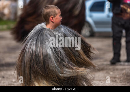 Eleshnitsa, Bulgarien - 28 April 2019: Derzeit von Nationalen Festival Ostern, stellt Traditionen des bulgarischen Kuker Spiele. Stockfoto